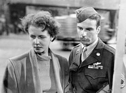 Cornell Borchers és Montgomery Clift a Légihíd című filmben (1950)