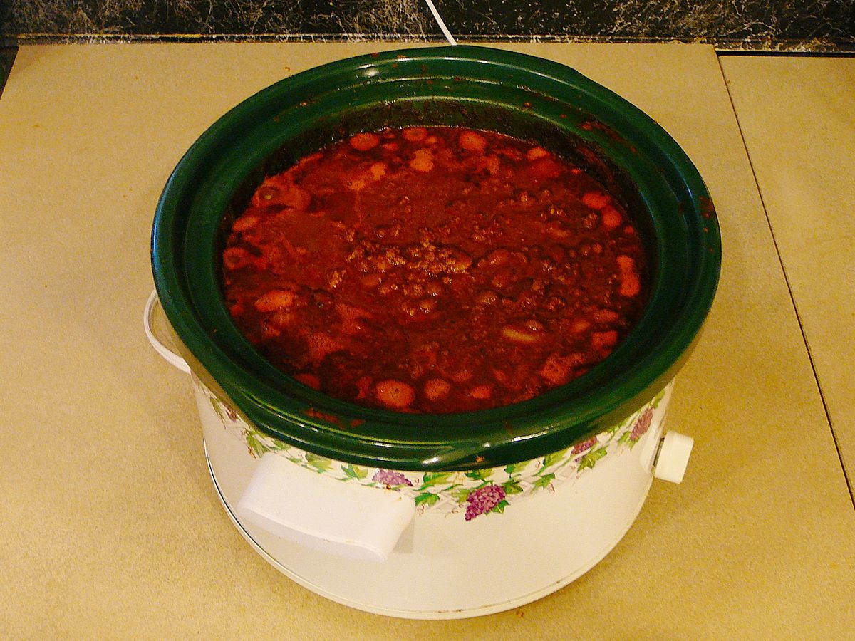 https://upload.wikimedia.org/wikipedia/commons/thumb/0/08/Crock_pot_of_chili.jpg/1200px-Crock_pot_of_chili.jpg