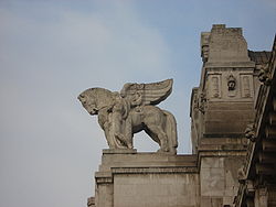 Pegasus über dem Eingang