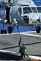 เรือกองทัพเรือสหรัฐขนส่งสินค้าไปยังเฮลิคอปเตอร์เฮลิคอปเตอร์ SH-60 Seahawk 16 กรกฎาคม 2553(2010).