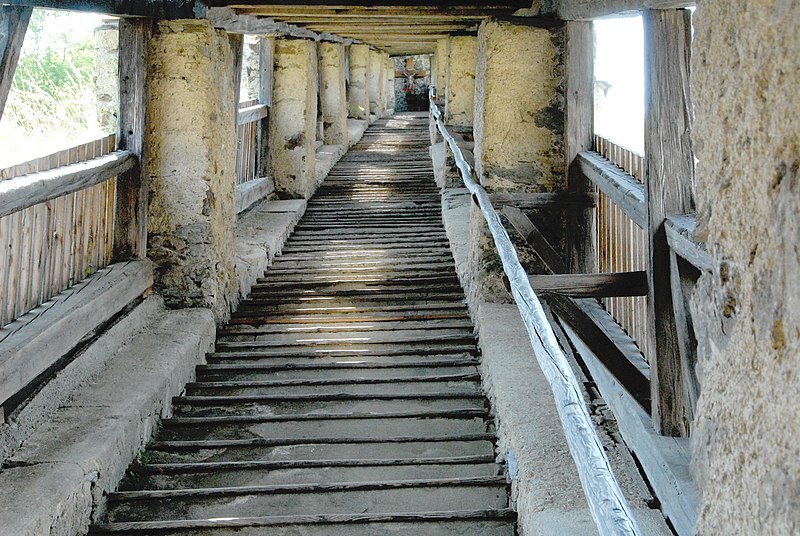 File:Deutsch Griffen ueberdachte Treppe zur Pfarrkirche 2062007 01.jpg