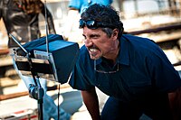 El director de cine Rob Bowman mirando fijamente a un monitor.