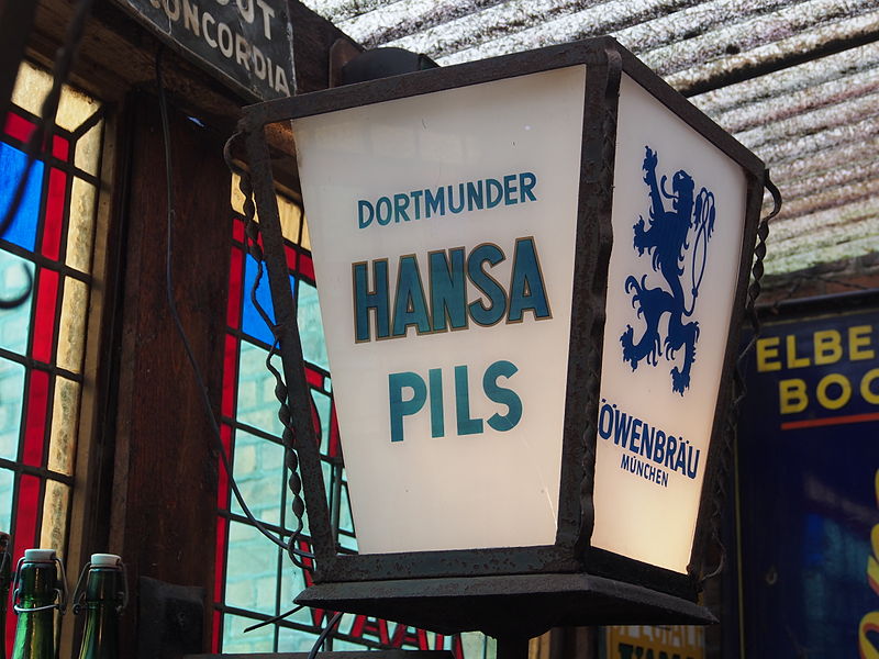 File:Dortmunder Hansa Pils, Löwenbräu München, lantaarn, foto .JPG