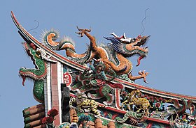 Dragon sur le toit d’un sanctuaire de temple semblable à Shenron.