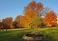 Oktober 2010 Brunnen im herbstlichen Park des Schlosses Albrechtsberg (Kolossos)