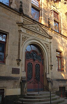 Nicht mehr genutzter Eingang in der Eisenacher Straße (Quelle: Wikimedia)