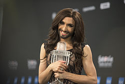 Conchita Wurst, a 2014-es dalfesztivál győztese a döntő utáni sajtótájékoztatón