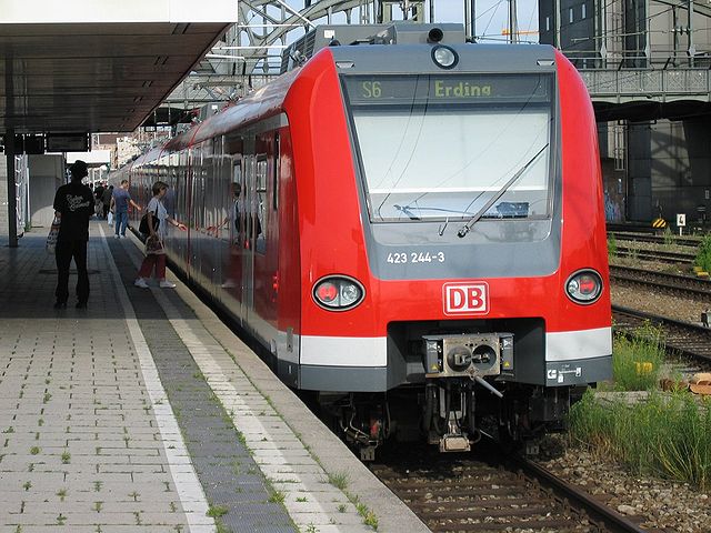 An S-Bahn train at Hackerbrücke in 2005