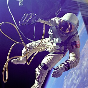 Edward White est le premier astronaute américain à effectuer une sortie extravéhiculaire dans l'espace dans le cadre de la mission Gemini 4