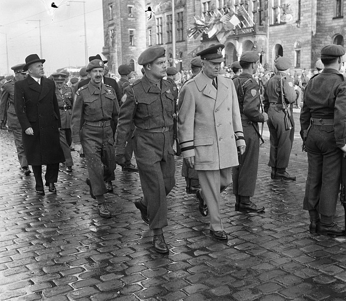 File:Eisenhower arriveert te Rotterdam om het commando over Canadese troepen die met , Bestanddeelnr 904-8592.jpg