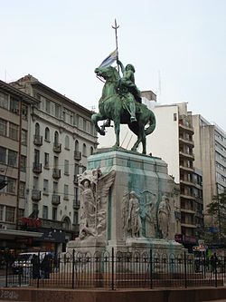 Паметникът El Gaucho, национален символ, на западния вход на Кордон, на 18 de Julio Av.