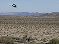 Een helikopter van de US Border Patrol langs El Camino del Diablo, een 400 kilometer lang pad in de Sonorawoestijn