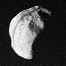 Beste Voyager 1-Aufnahme von Epimetheus eine Stunde vor der nächsten Annäherung an Saturn am 12. November 1980. Die dunkle Linie ist keine Oberflächenstruktur, sondern der Schatten des F-Rings.