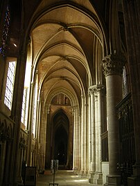 Le déambulatoire du côté sud du chœur, vue d'est en ouest. Au fond, au-delà du transept, le bas-côté sud de la nef.