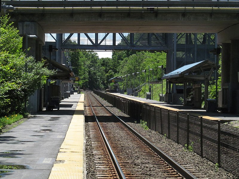 File:Facing west at Grafton station, June 2012.JPG