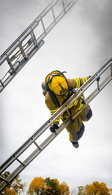 Tập_tin:Firefighter_ladder_slide.jpg