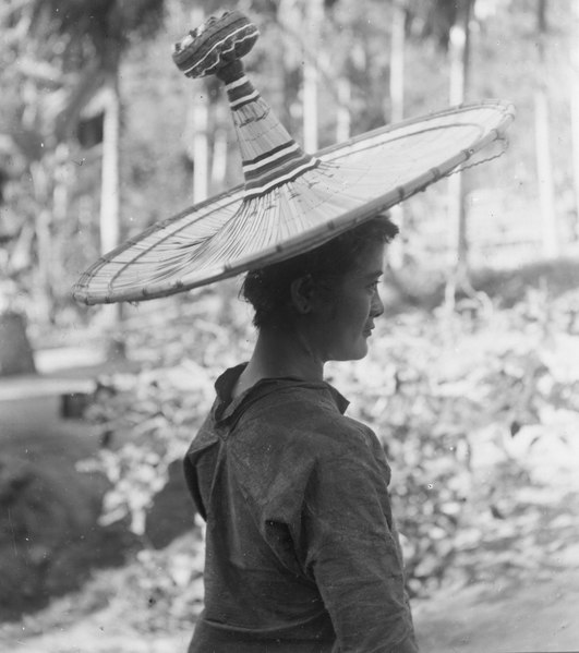 File:Flicka i s.k.toroe, Koelawi, kvinnornas hatt. Kulawi, Sulawesi. Indonesien - SMVK - 010924.tif