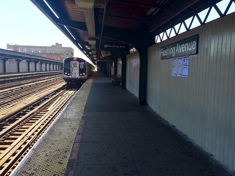 File:Flushing Avenue - Metropolitan & Jamaica bound platform.jpg