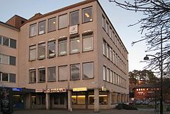 Folkets hus vid Gjutarplan 2 i Kallhäll. Här finns allmänna samlingslokaler, mötes- och konferenslokaler, Kallhälls bibliotek och Bolindermuseet.
