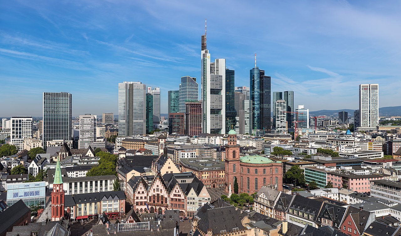 Frankfurter Altstadt mit Skyline 2019.jpg