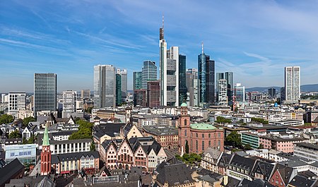 ไฟล์:Frankfurter Altstadt mit Skyline 2019.jpg