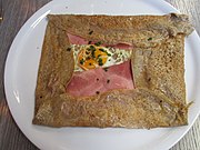 Gallette bretonne met traditionele vulling van ham, kaas en een ei