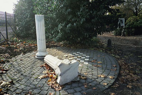 Gebroken Kolom, writers' monument