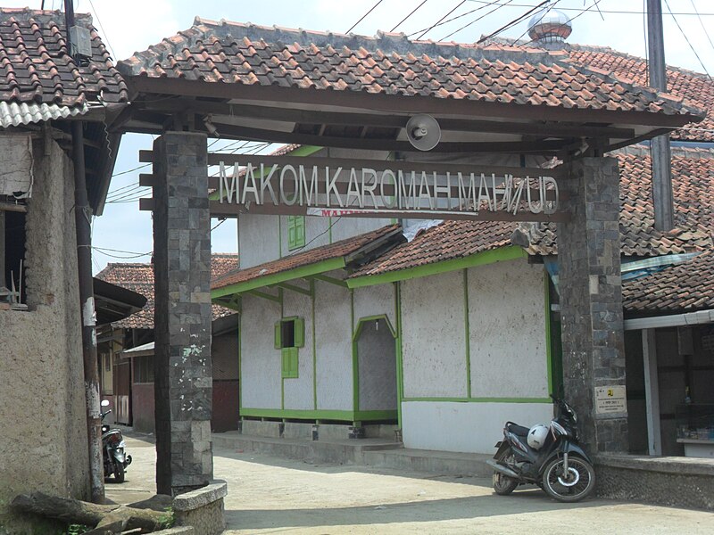 File:Gerbang Kampung Mahmud, Bandung.jpg