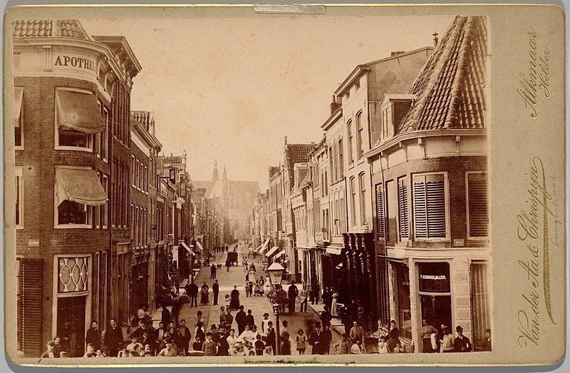 File:Gezicht op de bedrijvige Langestraat vanaf de Stenenbrug. Links, Apotheek. Rechts, Verfwinkel gebroe - FO 1002044 - RAA alkmaarvoor1900.jpg