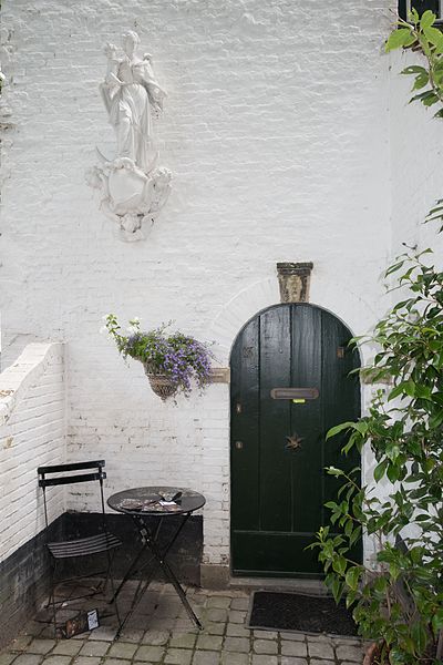 File:Ghent patio (29024255800).jpg