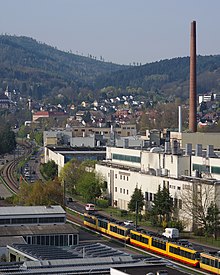 Die Papierfabrik Glatfelter Gernsbach an der nördlichen Stadteinfahrt der Murgtalbahn und der B 462