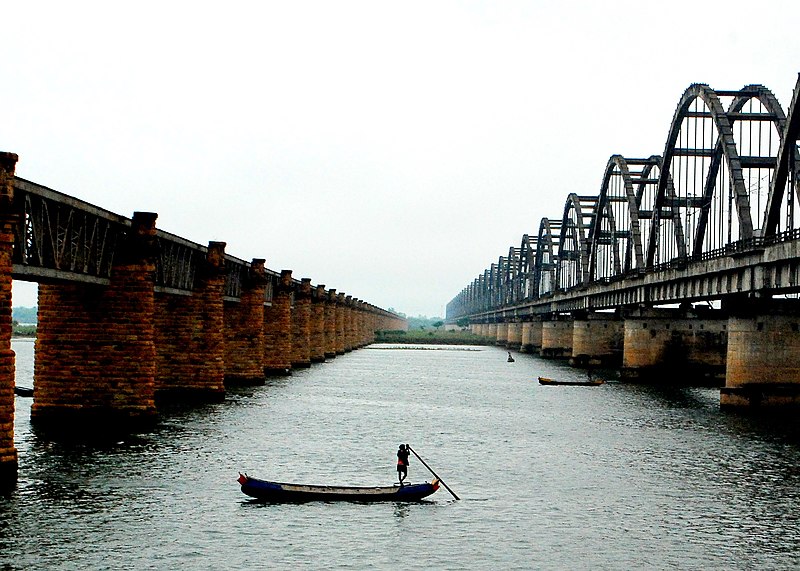File:Godavari old and new bridges.jpg