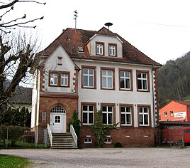 Skolehus i centrum af landsbyen