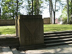 Монумент на месте захоронения 407 жертв в Гревесмюлене.