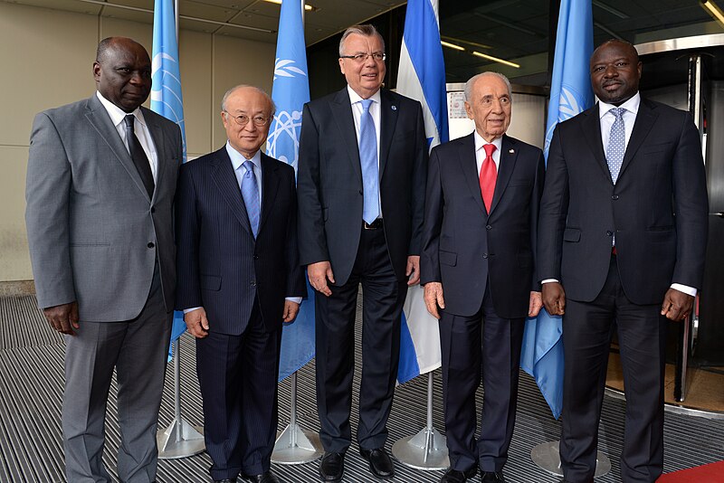 File:Group Photo with Shimon Peres (01910471) (13539971563).jpg