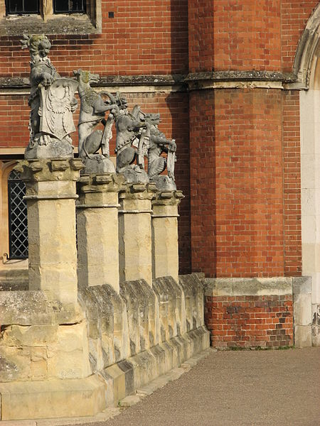 File:Hampton Court Palace (3037994888).jpg