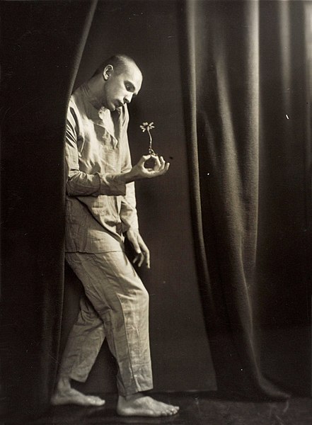 File:Harald Kreutzberg dances in the piece ‘The Dance of the Fools’, Berlin, 1927.jpg