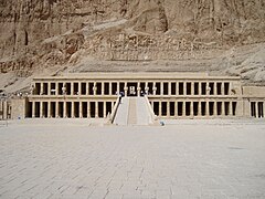 Fachada porticada del templo de Hatshepsut. Dinastía XVIII de Egipto, siglo XV a. C.