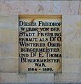 Der Text auf der linken Seite des Haupttors des Freiburger Hauptfriedhofs (von Friedhof aus gesehen)