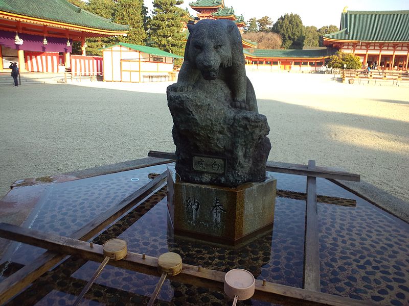 File:Heian-jingû Shintô Shrine - Stone statue of White Tiger (Byakko).jpg