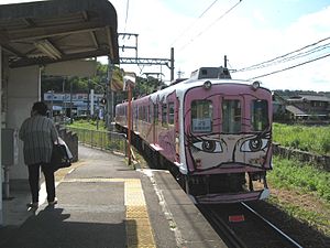 车站月台，图中列车前往伊贺神户