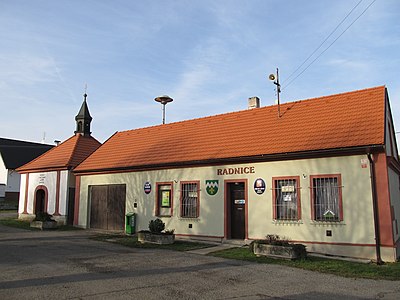 Chapelle et mairie.