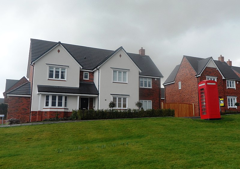 File:Houses at Hermitage Green - geograph.org.uk - 4377691.jpg