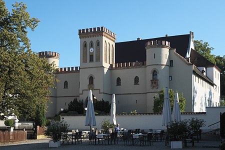 Mit Biergarten, leider auch schattig