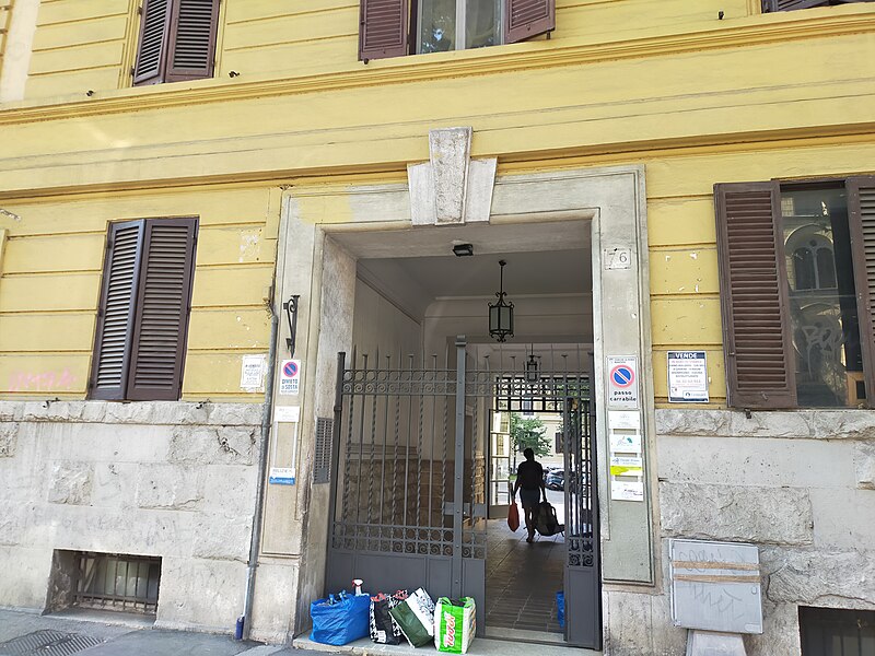 File:Ingresso del Condominio ubicato in viale delle Milizie 76, nel quartiere della Vittoria, a Roma.jpg