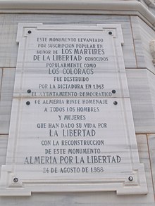 Inscripción del monumento a los Coloraos, en la plaza de la Constitución