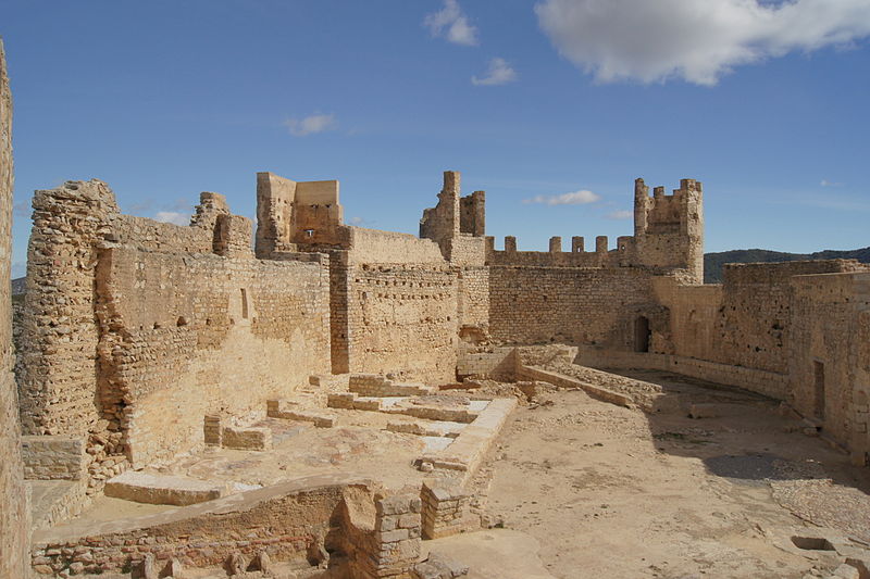 File:Interior del castillo de Alcalá de Chivert - Aureliano.jpg