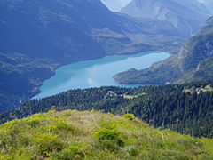 Le lac de Molveno vu du massif de Brenta.