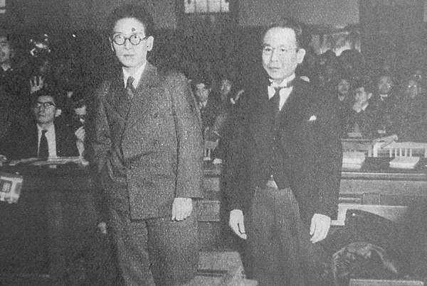 Translator Sei Itō (left) and his publisher Hisajirō Oyama (right) at the first Chatterley trial in Japan.