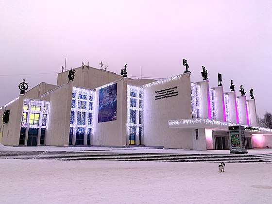 Государственный театр удмуртской республики ижевск. Государственный театр оперы и балета Удмуртской Республики. Театр оперы и балета Чайковского Ижевск. Государственный русский драматический театр Удмуртии. Театр на центральной площади Ижевск.